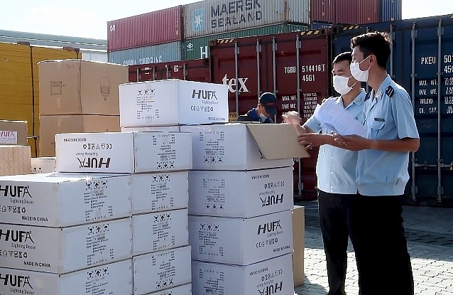 Công chức Hải quan cảng Cát Lái kiểm tra hàng nhập khẩu. Ảnh: T.H.