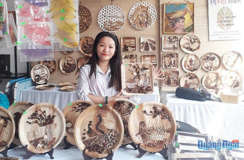 Sản phẩm tranh được làm từ mo cau của chị Nguyễn Thị Diệu Hiền, ở phường Nguyễn Nghiêm (TP.Quảng Ngãi). Ảnh: Kim Ngân