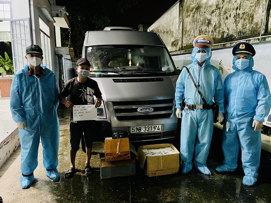 Đối tượng buôn lậu thuốc lá ngụy trang xe luồng xanh để vận chuyển hàng. Ảnh do Cục Quản lý thị trường TP. Hồ Chí Minh cung cấp.