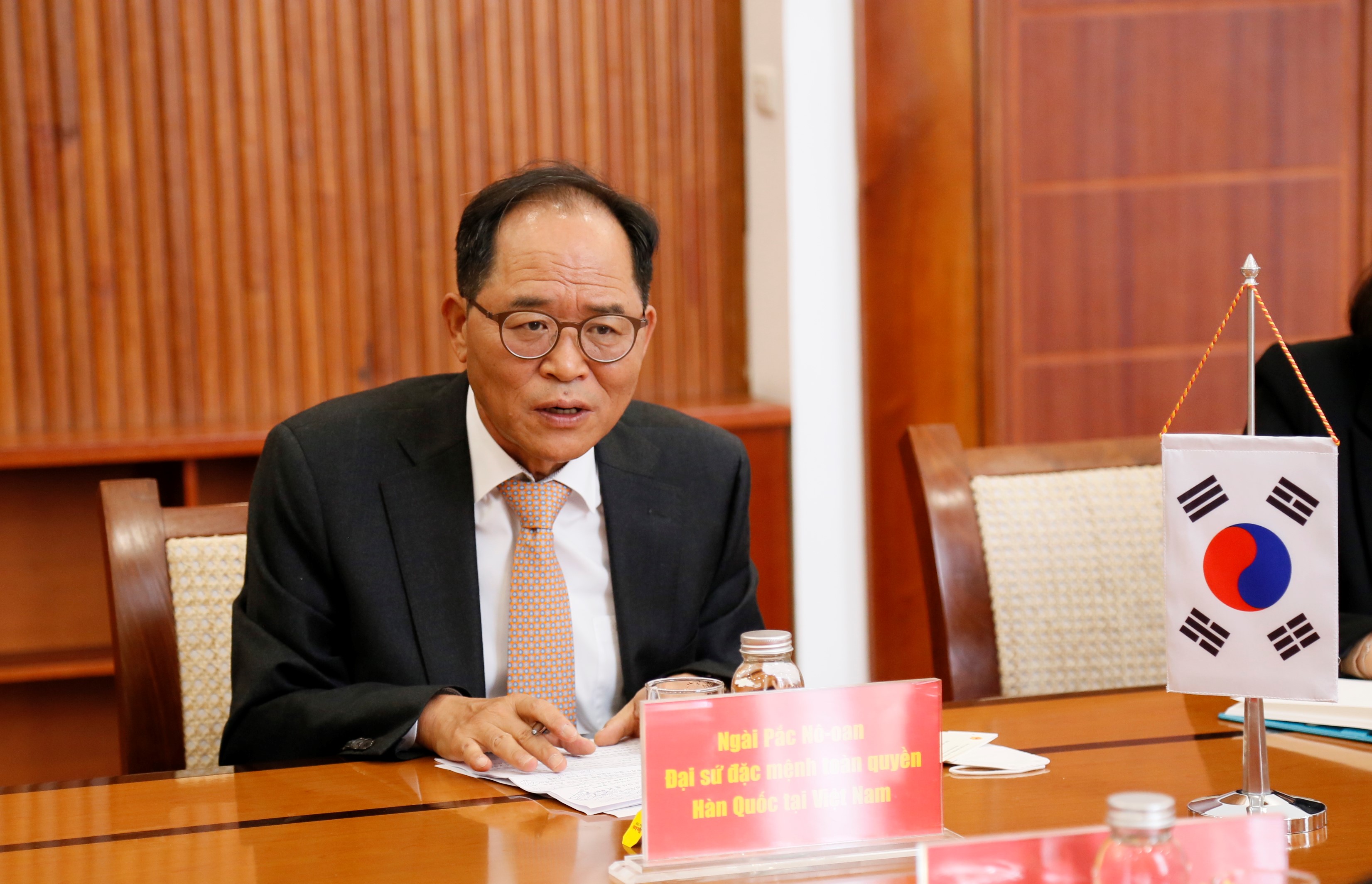 Đại sứ Đặc mệnh toàn quyền Hàn Quốc tại Việt Nam Park Noh Wan phát biểu tại buổi làm việc.