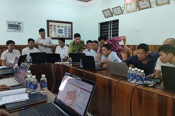 Tập huấn ứng dụng công nghệ giải đoán ảnh vệ tinh viễn thám trong lâm nghiệp. Ảnh: NNK