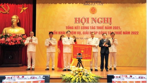 Bộ trưởng Bộ Tài chính Hồ Đức Phớc trao Cờ Thi đua của Chính phủ cho Tổng cục Thuế.