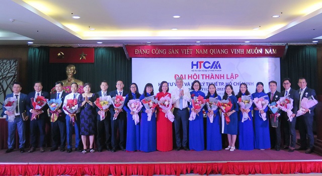 Ông Lê Duy Minh - Cục trưởng Cục Thuế TP. Hồ Chí Minh tặng hoa cho Ban Chấp hành Hội Tư vấn và Đại lý thuế TP. Hồ Chí Minh. Ảnh: TS