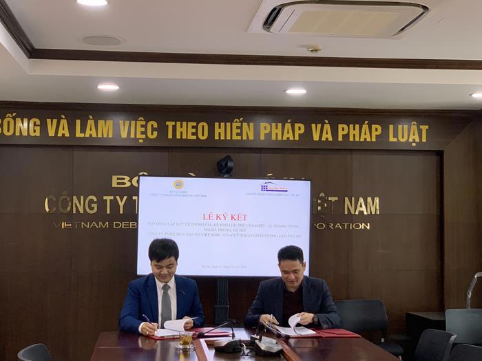 Phó Tổng Giám đốc DATC Nguyễn Danh Dũng và Giám đốc Công ty cổ phần Kỹ thuật chất lượng cao Tây Hồ Vũ Trọng Hiếu ký hợp đồng lắp đặt hệ thống giá, kệ kho lưu trữ