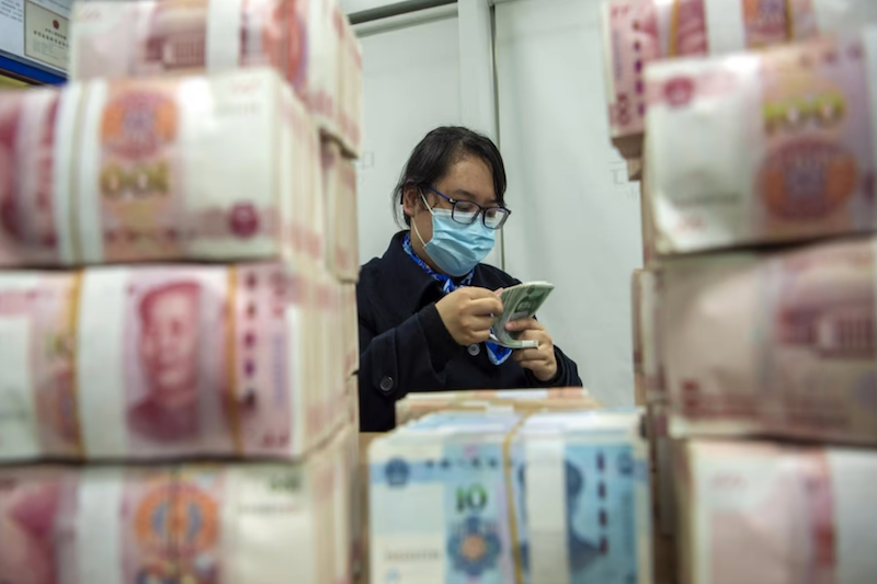 NDT đã tăng giá so với USD kể từ đầu năm ngoái, khoảng 6,56 NDT/USD vào tháng 4/2021 đến 6,315 NDT/USD gần đây, nghĩa là ngày càng cần ít NDT hơn để mua một USD (ảnh: AP)