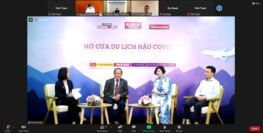 Các diễn giả tham gia tọa đàm trực tuyến và trực tiếp.