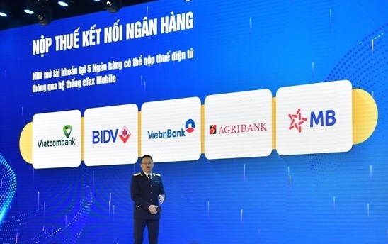 Cục trưởng Cục Công nghệ thông tin Phạm Quang Toàn giới thiệu các tính năng, tiện ích của ứng dụng ETax-Mobile