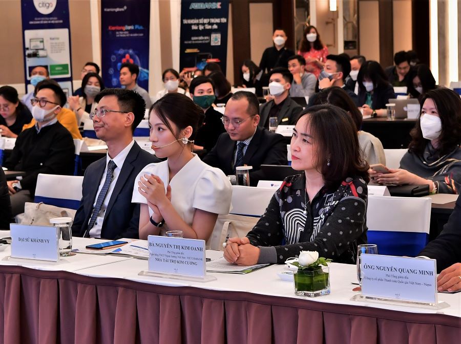 Đại diện Ban Lãnh đạo Ngân hàng TMCP Ngoại thương Việt Nam (Vietcombank) , bà Nguyễn Thị Kim Oanh – Phó Tổng giám đốc (ngoài cùng bên phải của hàng ghế đầu) tham gia buổi Họp báo