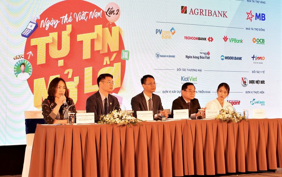 Đại diện Ban lãnh đạo Vietcombank (ngoài cùng, bên trái) cùng các thành viên BTC chương trình tham dự phần trả lời câu hỏi đến từ các đơn vị báo chí tại buổi họp báo