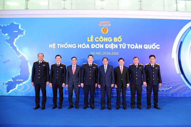 Thủ tướng Chính phủ Phạm Minh Chính, Bộ trưởng Bộ Tài chính Hồ Đức Phớc, Tổng cục trưởng Cao Anh Tuấn cùng tập thể lãnh đạo Tổng cục Thuế chụp ảnh lưu niệm.