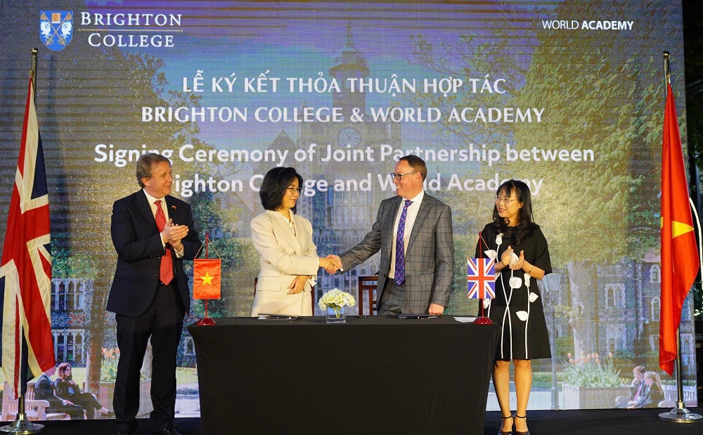 Bà Phan Hà Thủy - đại diện Tập đoàn Vingroup ký kết với ông Richard Cairns - Hiệu trưởng Brighton College dưới sự chứng kiến của ngài Marcus Winsley - Phó Đại sứ Liện hiệp Vương Quốc Anh và Bắc Ai-len tại Việt Nam và bà Lê Mai Lan - Phó Chủ tịch HĐQT Tập đoàn Vingroup. Ảnh: VIC