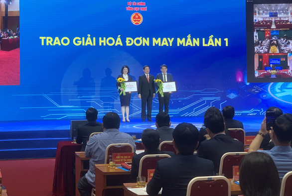 Tổng cục Thuế tổ chức trao thưởng “Hóa đơn may mắn” của đợt 1.