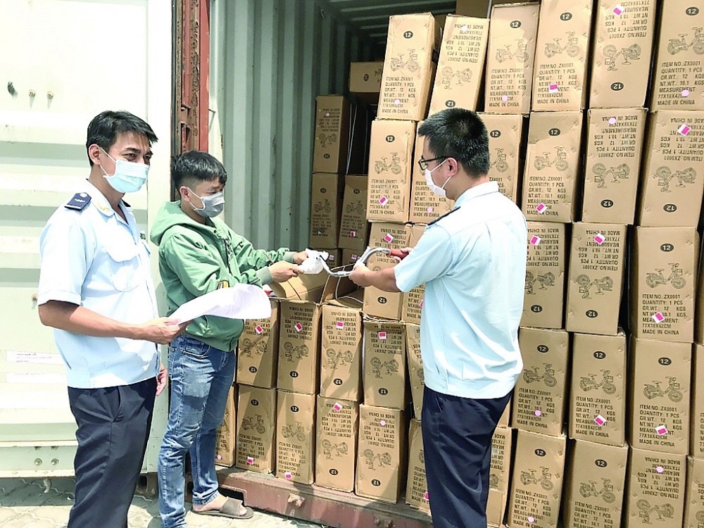 Cục Hải quan TP. Hồ Chí Minh tạo thuận lợi trong hoạt động Logistic tại cảng Cát Lái. Ảnh : Trường Nguyễn