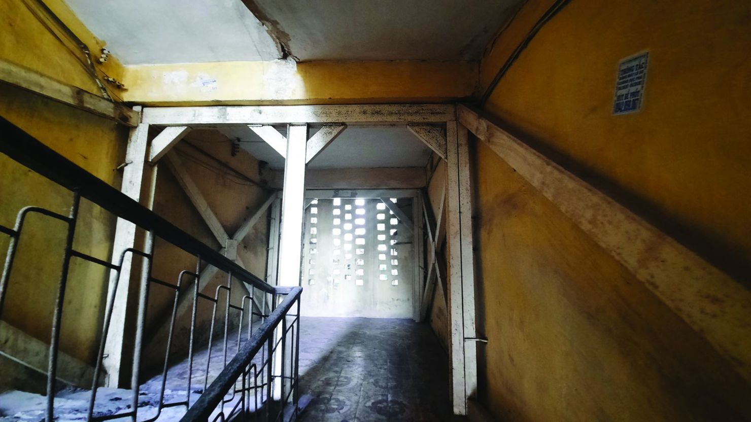 Nhà E6 khu tập thể Thành Công, sau 8 năm kiến nghị thì mới được xác định mức nguy hiểm cấp C để được gia cố chống đỡ. Nguồn: batdongsan.enternews.vn