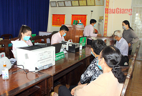 Khách hàng giao dịch với Ngân hàng Chính sách xã hội. Ảnh: T.Trúc