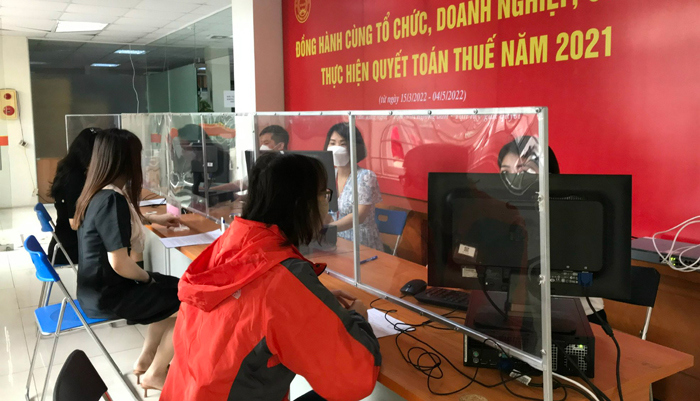 Người nộp thuế giao dịch tại Bộ phận một cửa, Cục Thuế TP. Hà Nội.