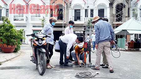 Sở Xây dựng khoan mặt đường, kiểm tra chất lượng thi công. Ảnh: Nguyên Toàn