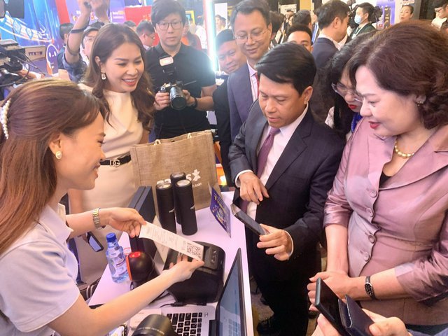 Lãnh đạo NHNN tham quan và trải nghiệm dịch vụ trực tiếp, quét mã QR tại gian hàng NAPAS - Ảnh:VGP/Huy Thắng.