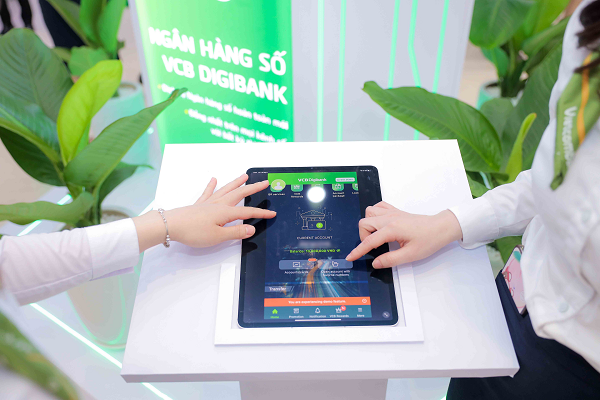 Khách hàng trải nghiệm các dịch vụ ngân hàng số mới nhất tại trụ sở mới Vietcombank Ba Đình