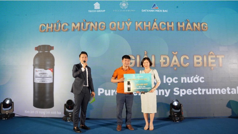 Khách hàng may mắn nhận giải Đặc biệt tại sự kiện.