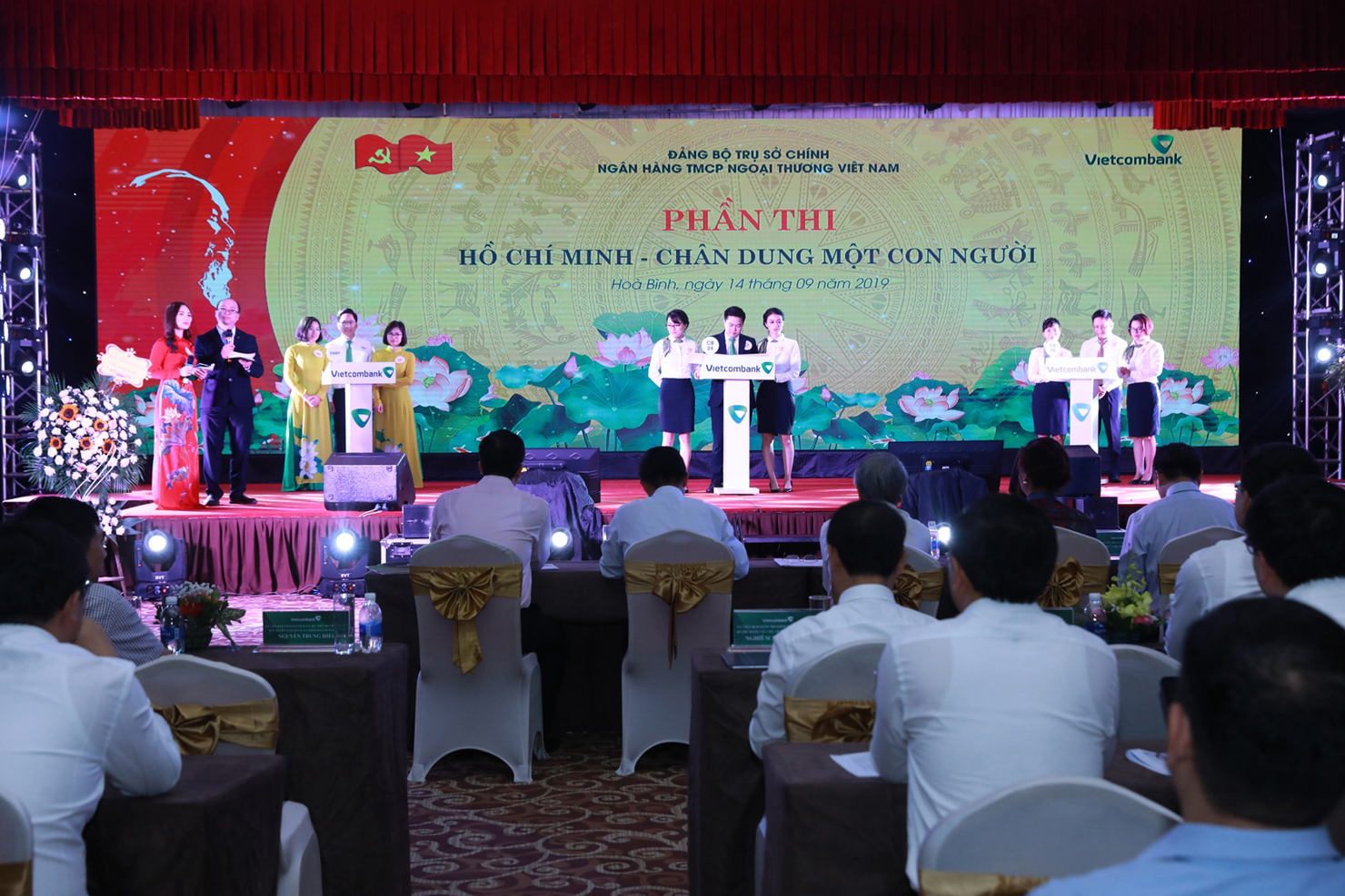 CBNV, người lao động Vietcombank tham gia Hội thi “Tư tưởng Bác soi đường chúng con đi” do Đảng bộ Vietcombank TSC tổ chức.