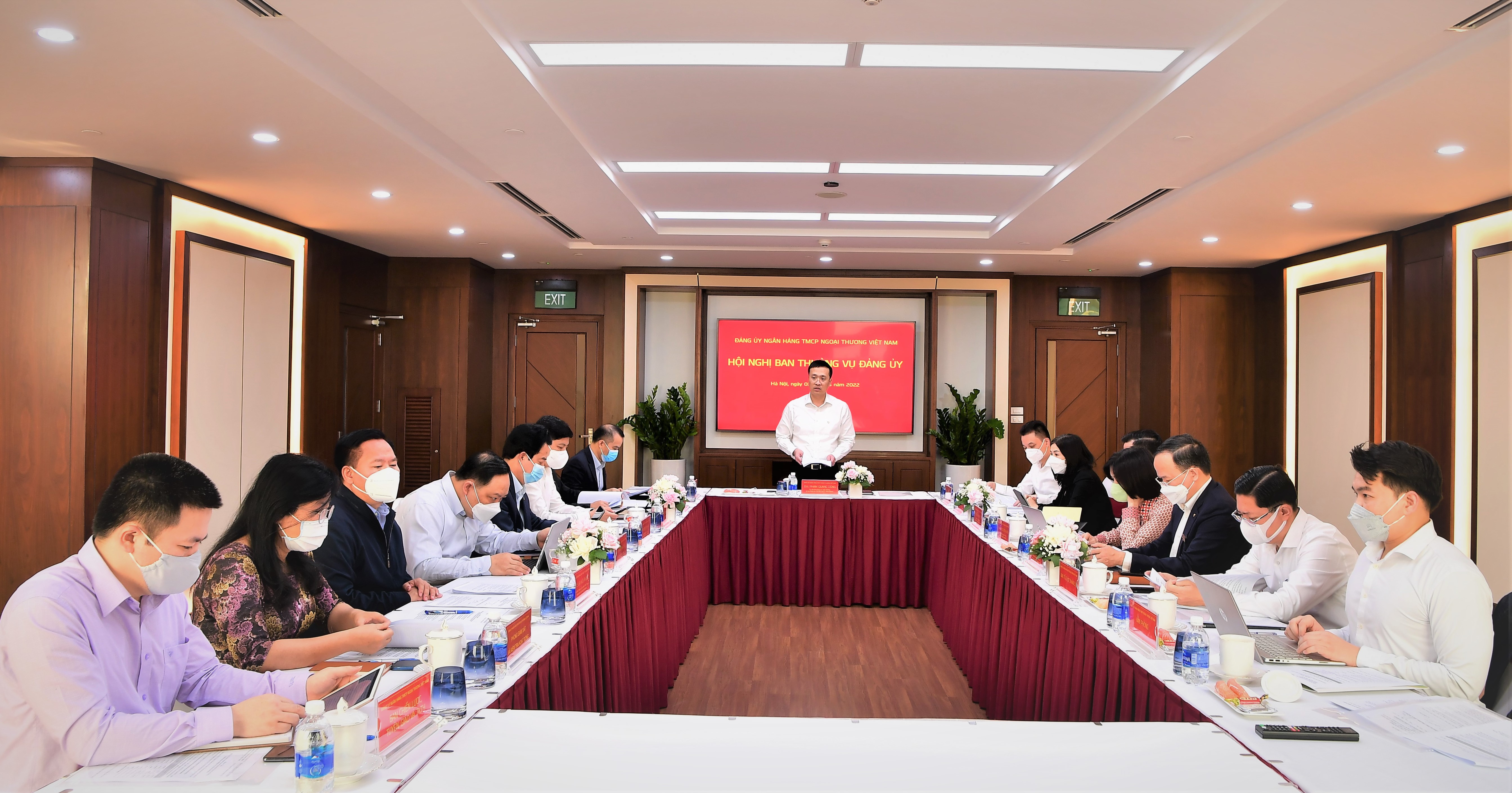 Đồng chí Phạm Quang Dũng - Ủy viên Ban Thường vụ Đảng ủy Khối Doanh nghiệp Trung ương (DNTW), Bí thư Đảng ủy, Chủ tịch HĐQT chủ trì Hội nghị Ban Thường vụ Đảng ủy Vietcombank phiên họp tháng 4/2022 triển khai các nội dung, trong đó có nội dung về chương trình PCTN, tiêu cực của Ban thường vụ Đảng ủy Vietcombank năm 2022.