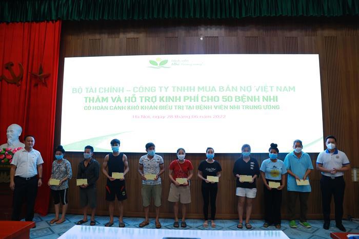 Phó Tổng Giám đốc DATC Chu Ngọc Lâm cùng Bí thư Đoàn thanh niên Nguyễn Tiến Đạt trao tặng quà cho các gia đình có bệnh nhi khó khăn đang điều trị tại Bệnh viện Nhi Trung ương