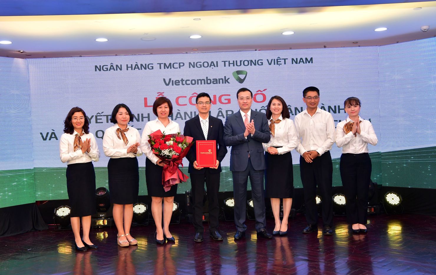 Ông Phạm Quang Dũng - Chủ tịch HĐQT Vietcombank (thứ tư từ phải sang) trao quyết định thành lập Khối Vận hành cho ông Trần Thanh Nam - Giám đốc Khối vận hành và các trưởng đơn vị thuộc Khối Vận hành.