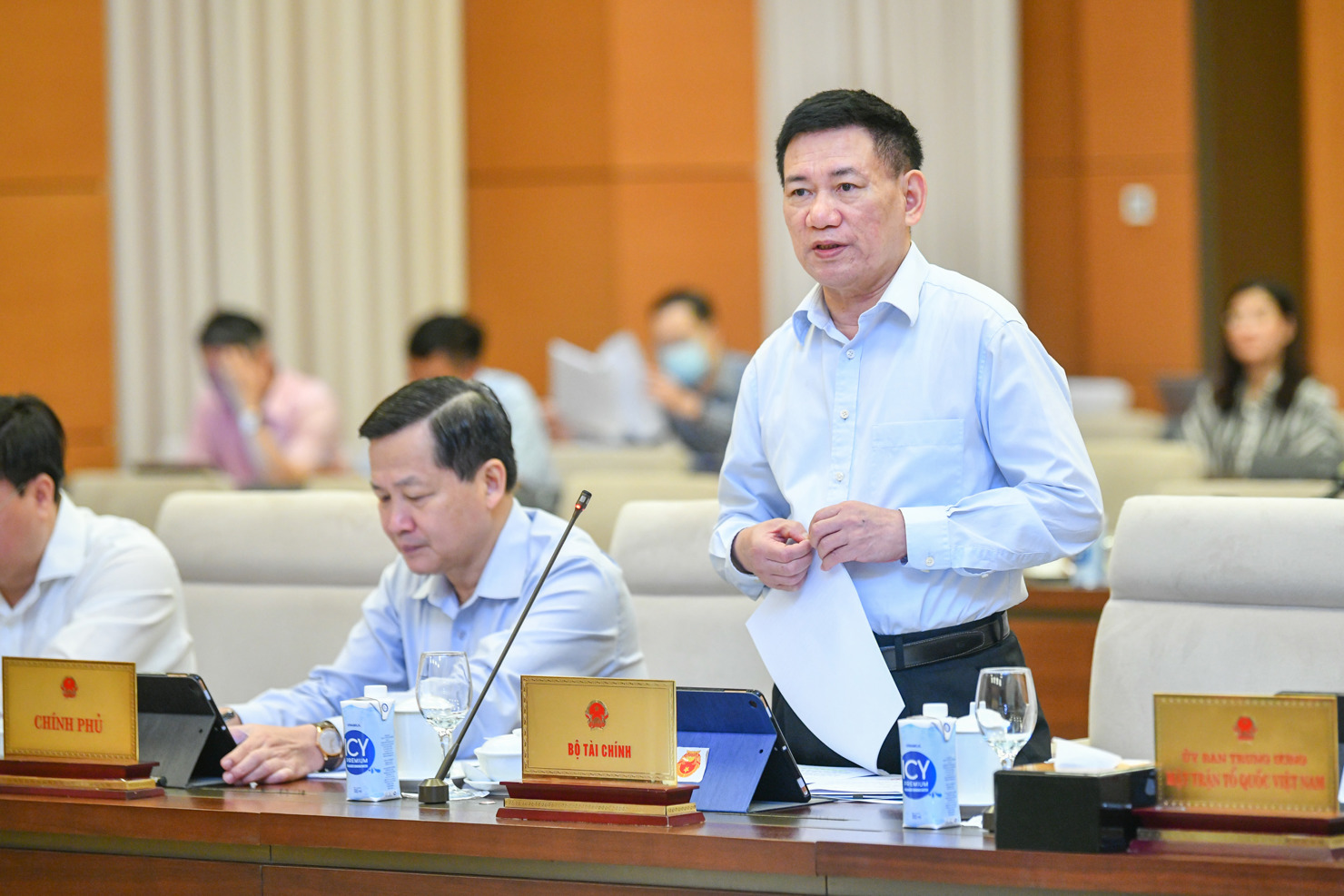 Bộ trưởng Bộ Tài chính Hồ Đức Phớc trình bày Tờ trình của Chính phủ về giảm thuế bảo vệ môi trường với xăng, dầu, mỡ nhờn. Ảnh: quochoi.vn