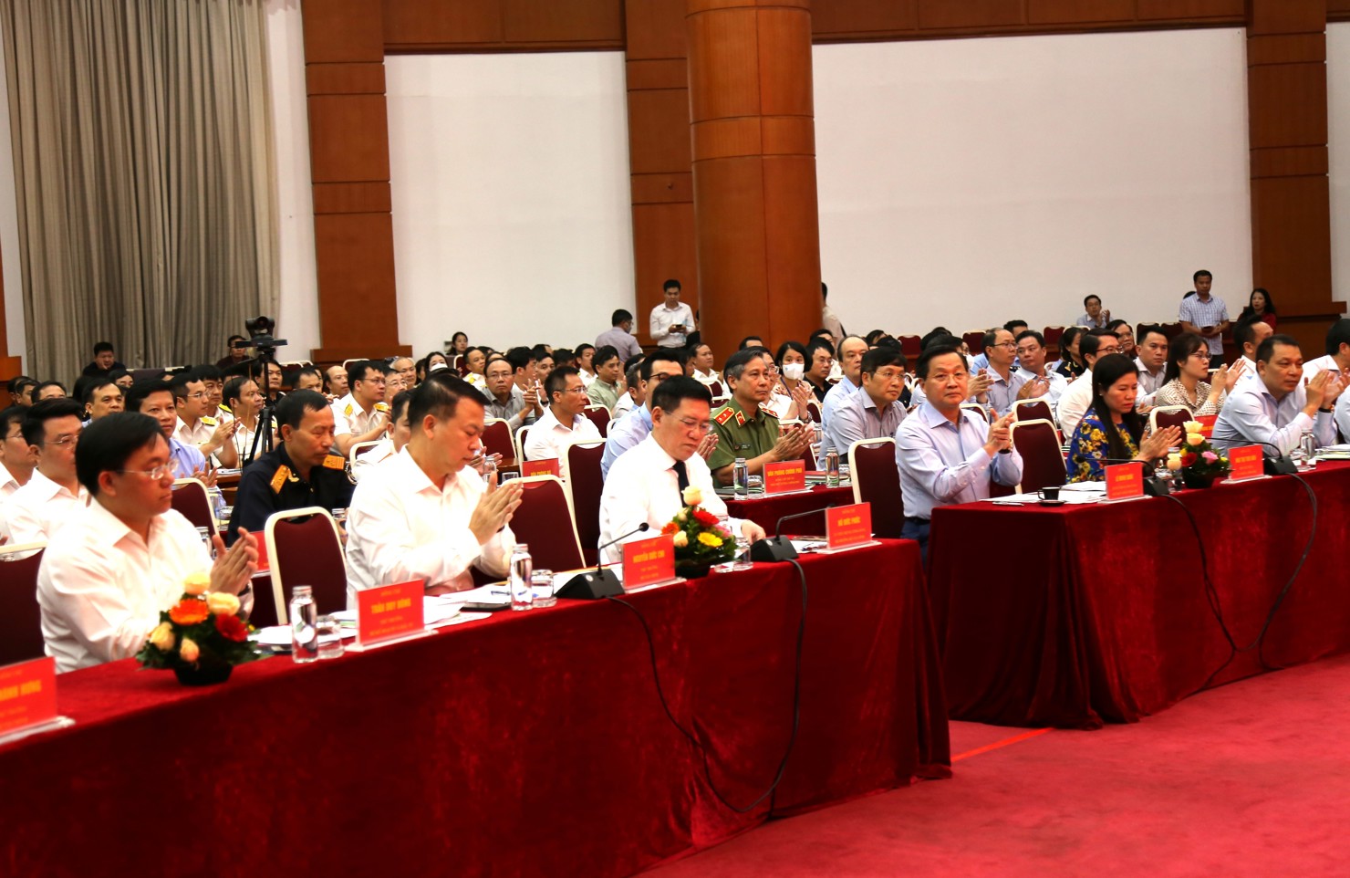 Phó Thủ tướng Chính phủ Lê Minh Khái, Lãnh đạo Bộ Tài chính và các đại biểu tham dự hội nghị.