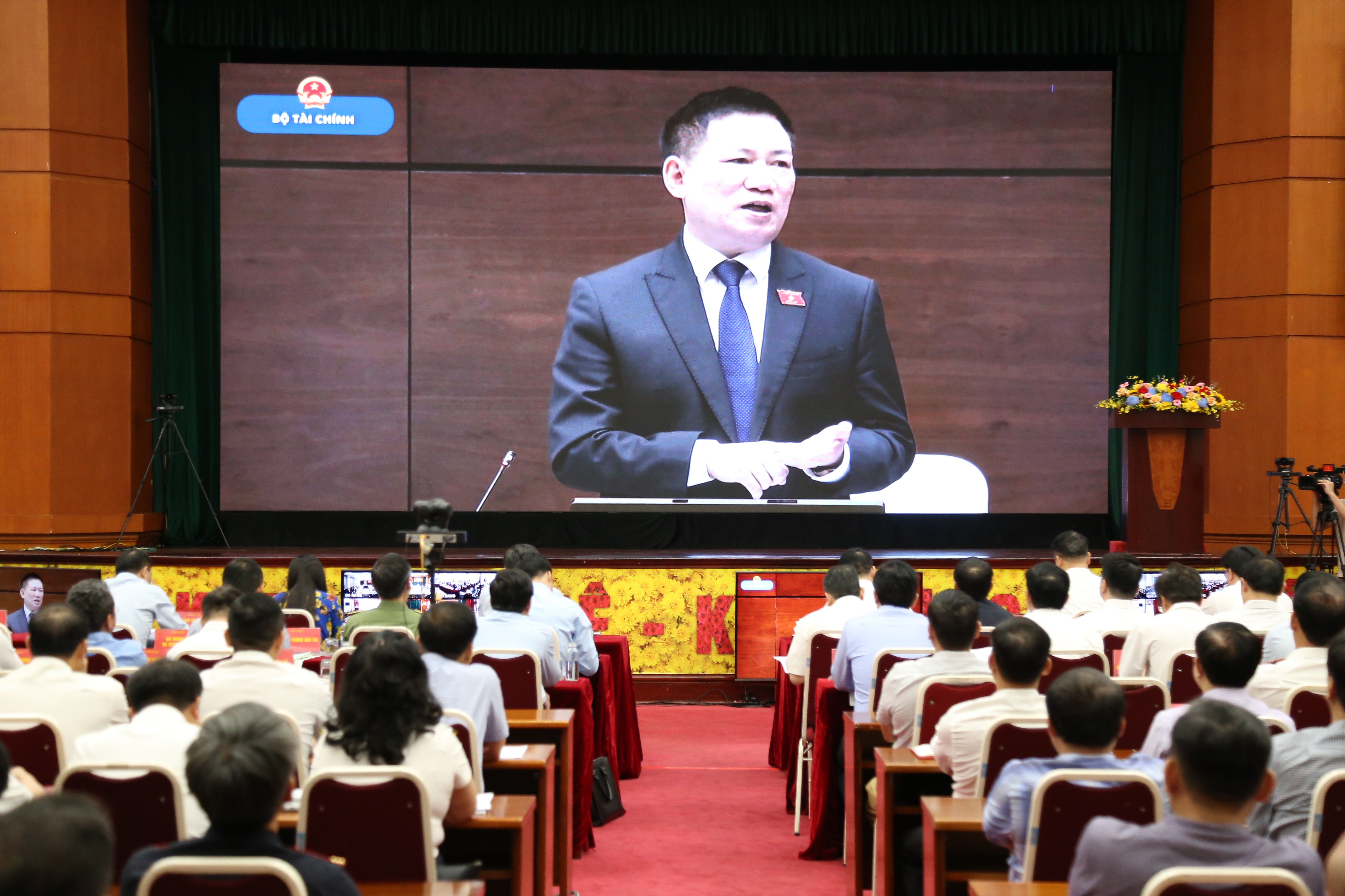 Các đại biểu xem video sơ kết công tác tài chính - NSNN 6 tháng đầu năm 2022 và kế hoạch triển khai nhiệm vụ 6 tháng cuối năm 2022 của ngành Tài chính.