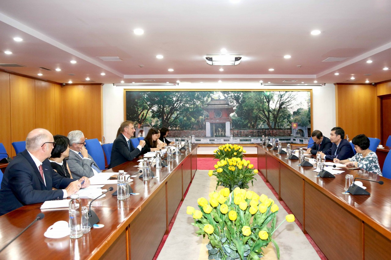 Toàn cảnh cuộc làm việc.