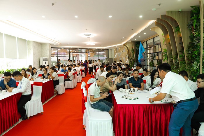 Đông đảo khách hàng có mặt tại sự kiện từ sớm để tìm hiểu về dự án.