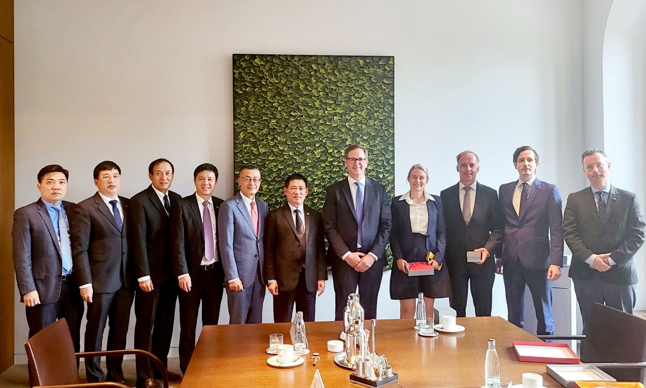 Đoàn công tác Bộ Tài chính Việt Nam chụp ảnh với đại diện Ngân hàng Tái thiết Đức và Viện Tái thiết tín dụng.