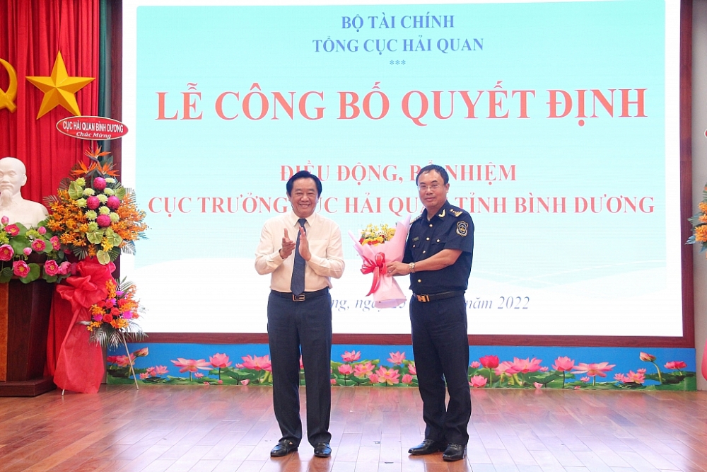 Phó Bí thư thường trực Tỉnh ủy Bình Dương Nguyễn Hoàng Thao tặng hoa chúc mừng tân Cục trưởng Cục Hải quan Bình Dương Nguyễn Trần Hiệu. Ảnh: Phi Vũ.