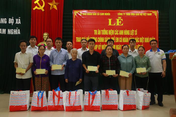 Ban Lãnh đạo DATC trao quà cho các gia đình chính sách tại xã Cam Nghĩa