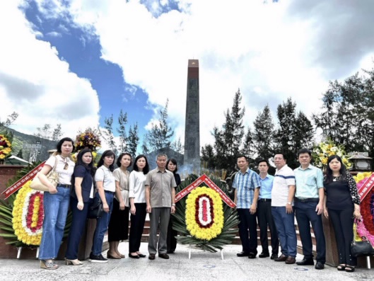 Đoàn công tác KBNN thăm viếng, tưởng niệm các anh hùng, liệt sỹ tại nghĩa trang Hàng Dương