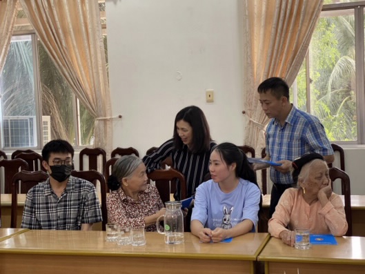 Đ/c Trần Thị Huệ - Phó Tổng Giám đốc KBNN thăm hỏi, trao quà cho thân nhân gia đình liệt sỹ