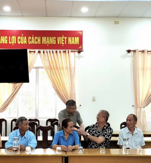 Đ/c Nguyễn Quang Vinh- Phó Tổng Giám đốc KBNN tặng quà tri ân nhà hoạt động kháng chiến bị giam giữ tại nhà tù Côn Đảo