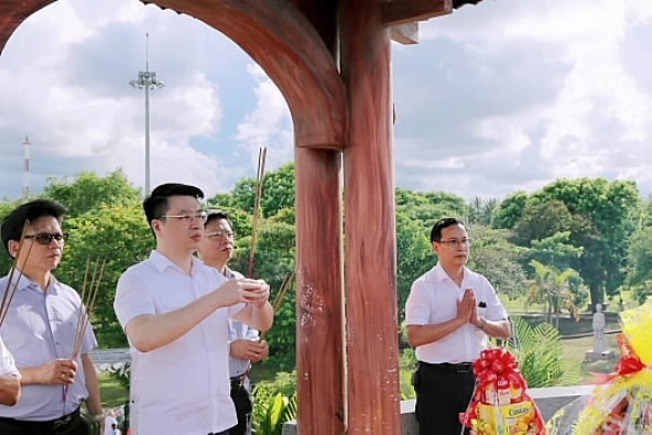 Đoàn công tác KBNN dâng hương tại Di tích Quốc gia Thành cổ Quảng Trị