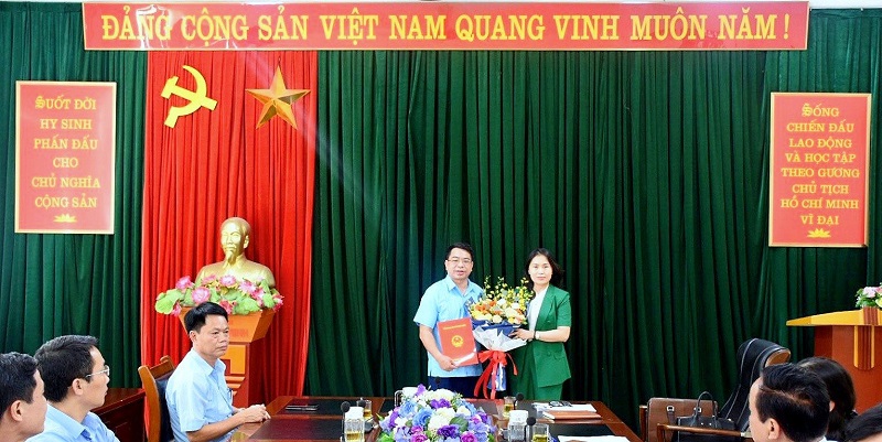 Phó Tổng cục trưởng Tổng cục DTNN Nguyễn Thị Phố Giang trao Quyết định giao phụ trách Cục DTNN khu vực Hoàng Liên Sơn đối với đồng chí Lê Tiến Dũng.