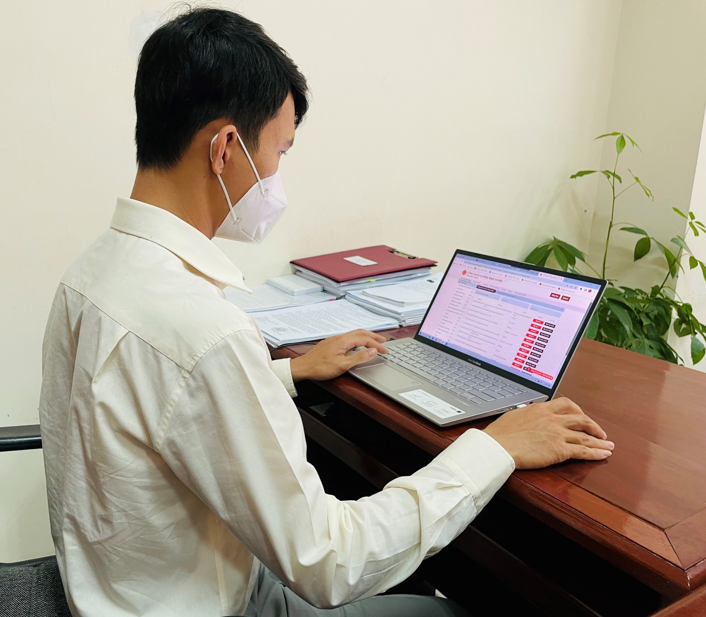 Cục Thuế tỉnh Hậu Giang xây dựng kế hoạch tổ chức thực hiện nộp thuế điện tử của cá nhân qua ứng dụng eTax Mobile. Ảnh: HM