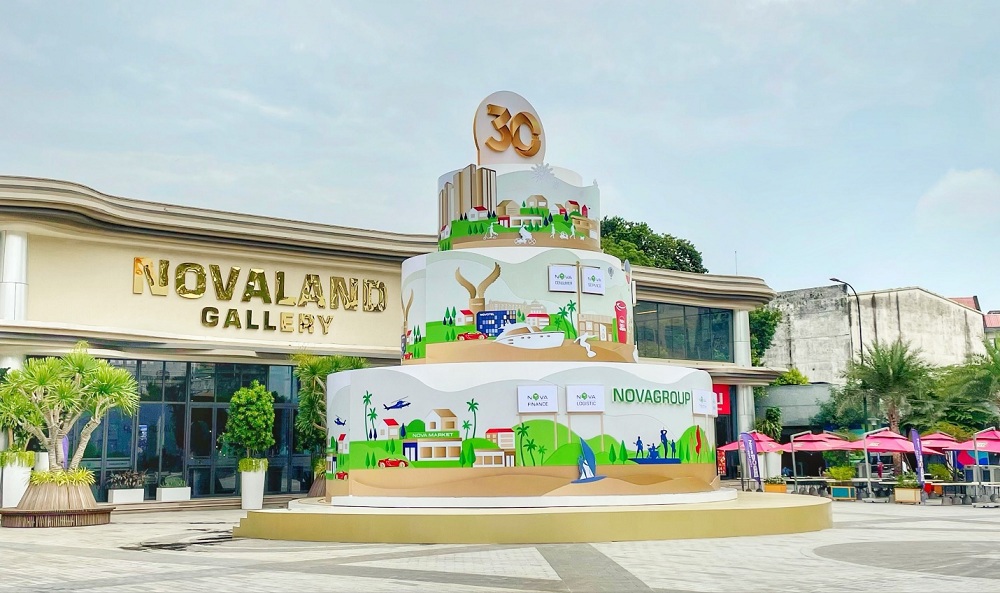 Bánh kem khổng lồ ghi dấu hành trình 30 năm thành lập và phát triển của NovaGroup. Ảnh: NVL