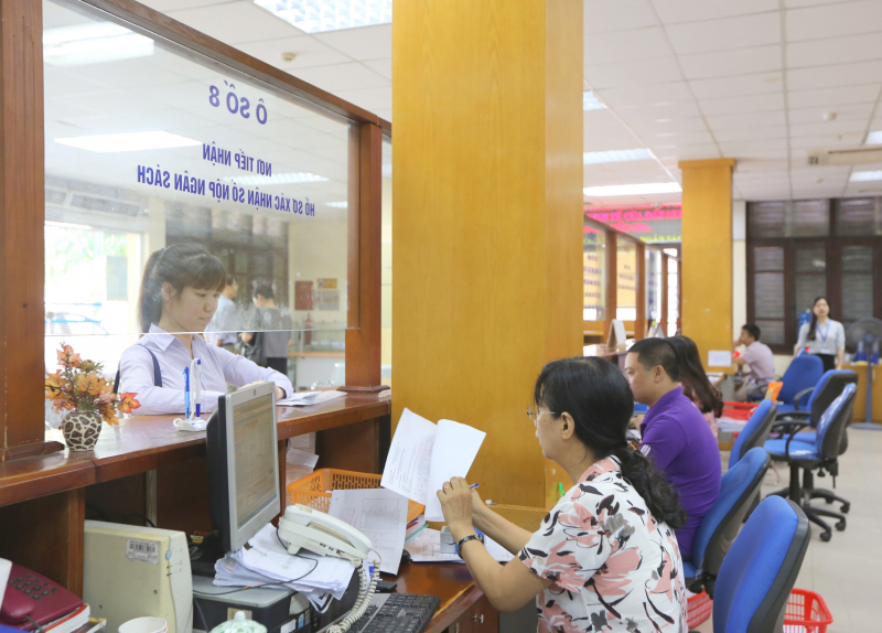 Người dân đến giao dịch tại Cục thuế Hà Nội.