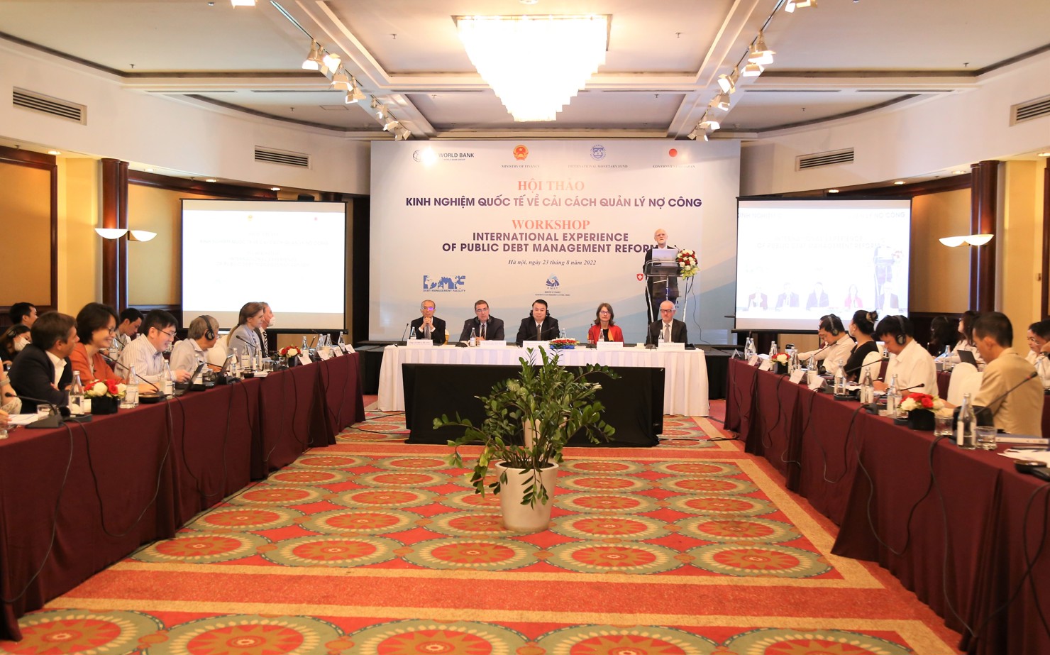 Thứ trưởng Bộ Tài chính Nguyễn Đức Chi đồng chủ trì hội thảo cùng đại diện IMF, WB.