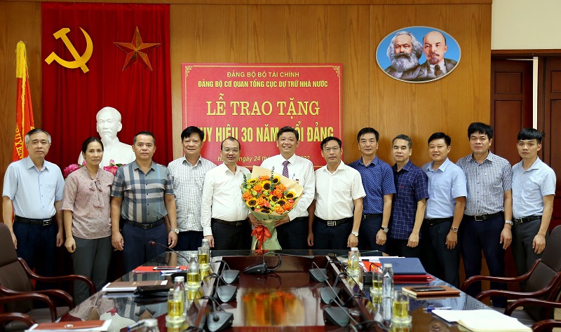 Các đại biểu chụp ảnh lưu niệm tại buổi lễ. Ảnh: Văn Trường