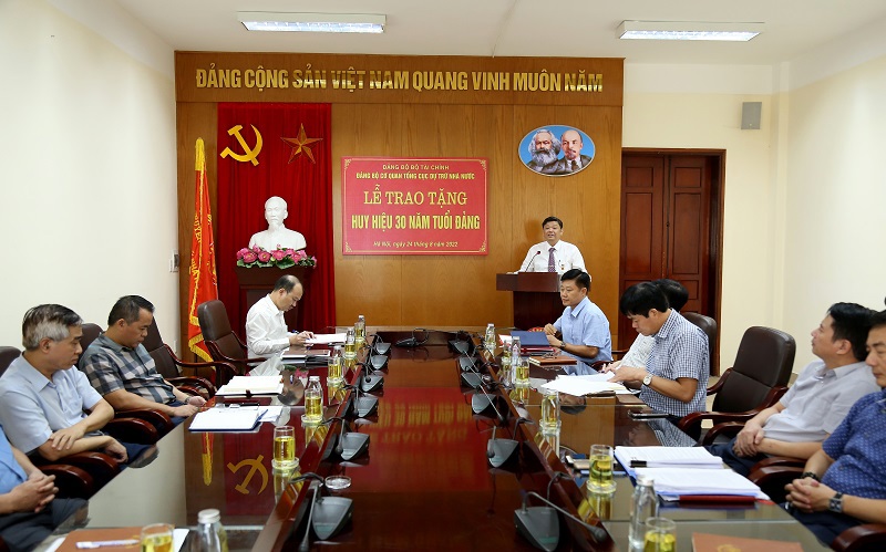 Toàn cảnh buổi Lễ trao tặng Huy hiệu 30 năm tuổi Đảng. Ảnh: Văn Trường