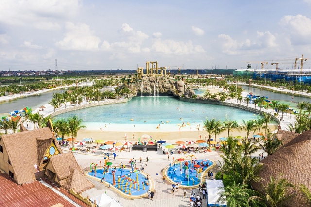 “Kỳ quan” Tổ hợp công viên biển tạo sóng nhân tạo Royal Wave Park gây sửng sốt cho mọi thành viên đoàn tham qua. Ảnh: VIC