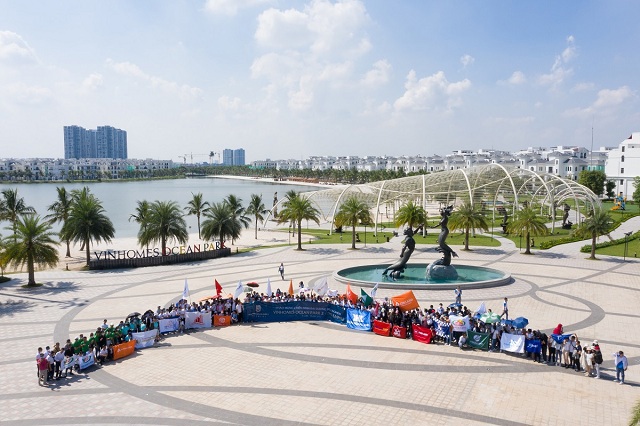 “Thành phố biển hồ” Vinhomes Ocean Park “hớp hồn” đoàn khách phương Nam ngay từ cái nhìn đầu tiên. Ảnh: VIC.