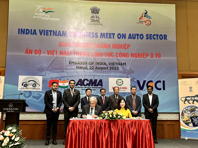 Đại diện Hiệp hội các nhà đầu tư nước ngoài tại Việt Nam và Hiệp hội các Nhà sản xuất phụ tùng ô tô Ấn Độ ký kết hợp tác. Ảnh: Quang Khánh.
